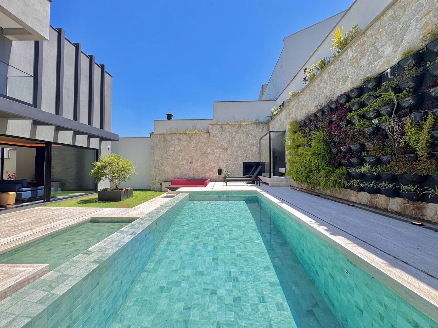 Casa nova e mobiliada à venda no Villa Solaia com 4 suítes e lazer completo