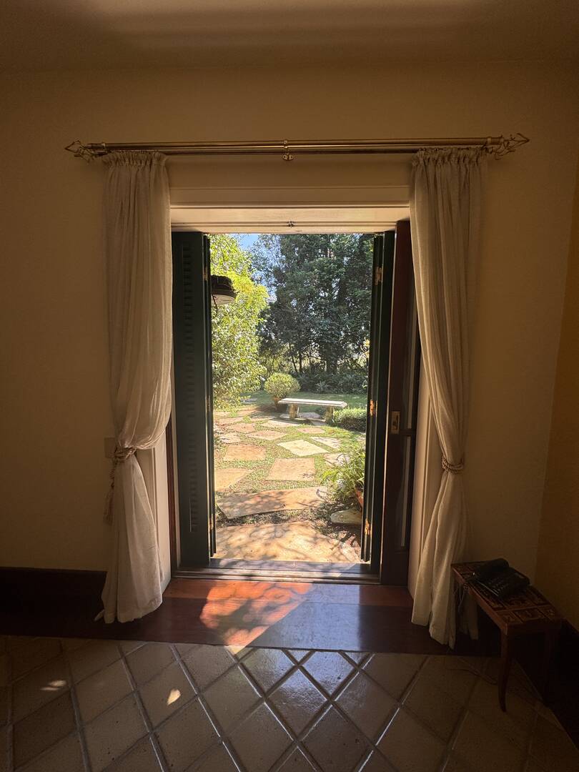 Casa de arquitetura assinada por Sidônio Porto no Tamboré 1