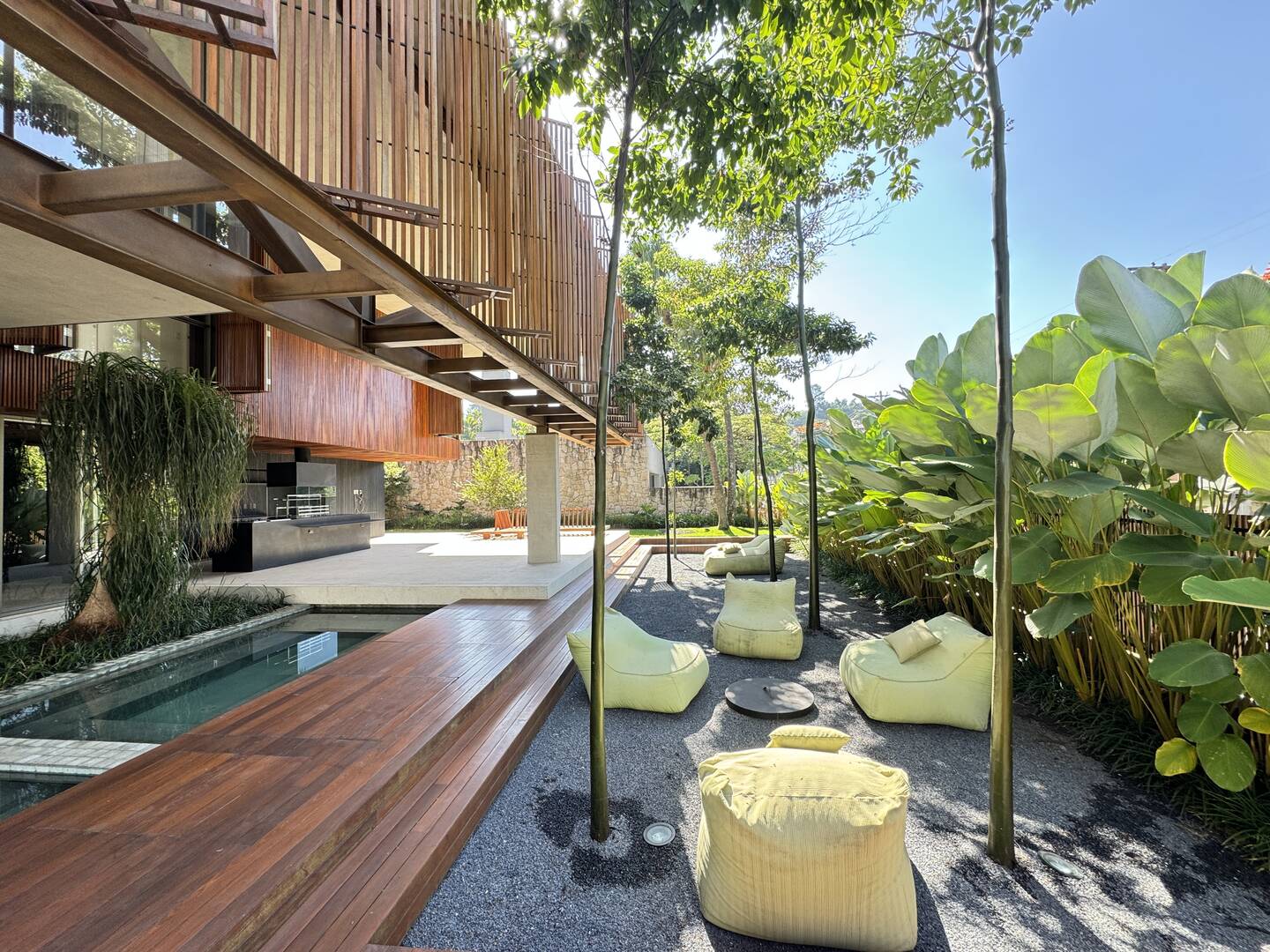 Casa contemporânea com 4 suítes, arquitetura autoral e área de lazer integrada