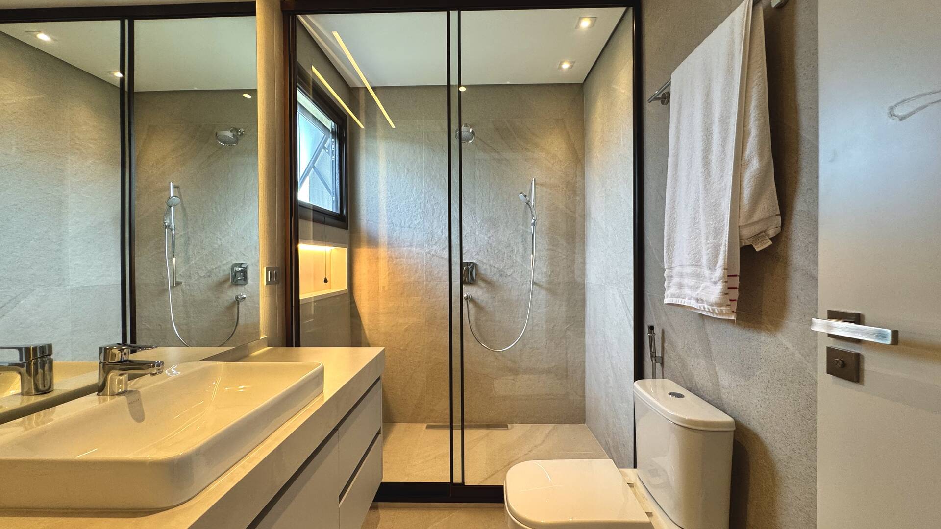 Casa com retrofit completo, 4 suítes e mobiliário assinado à venda em Alphaville
