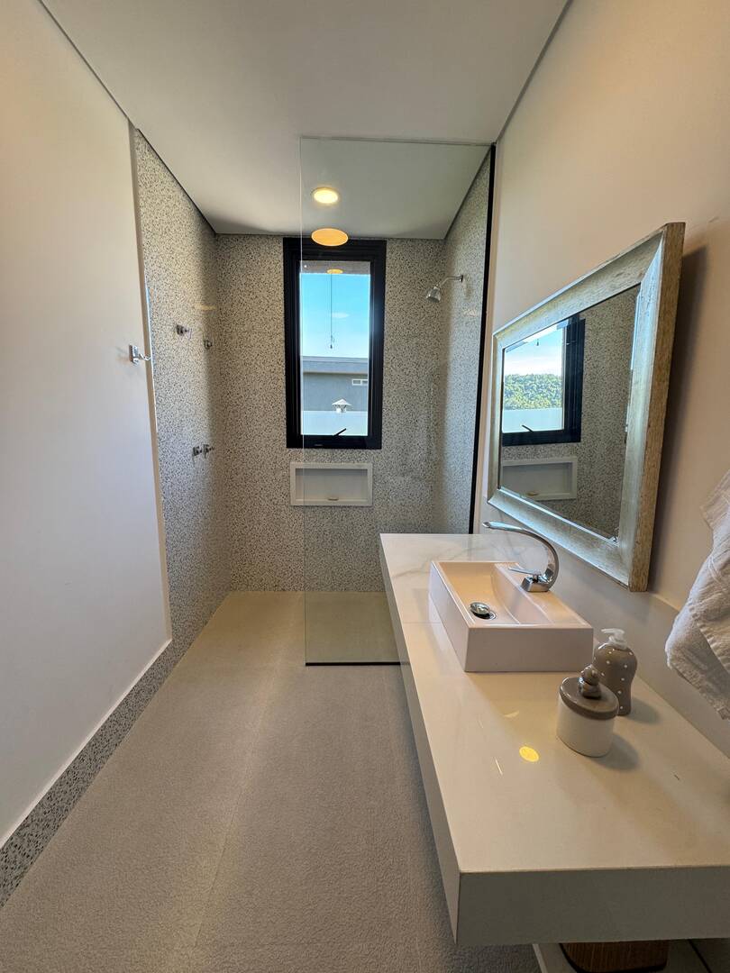 Casa contemporânea com vista para o lago e mata preservada no Gênesis 2