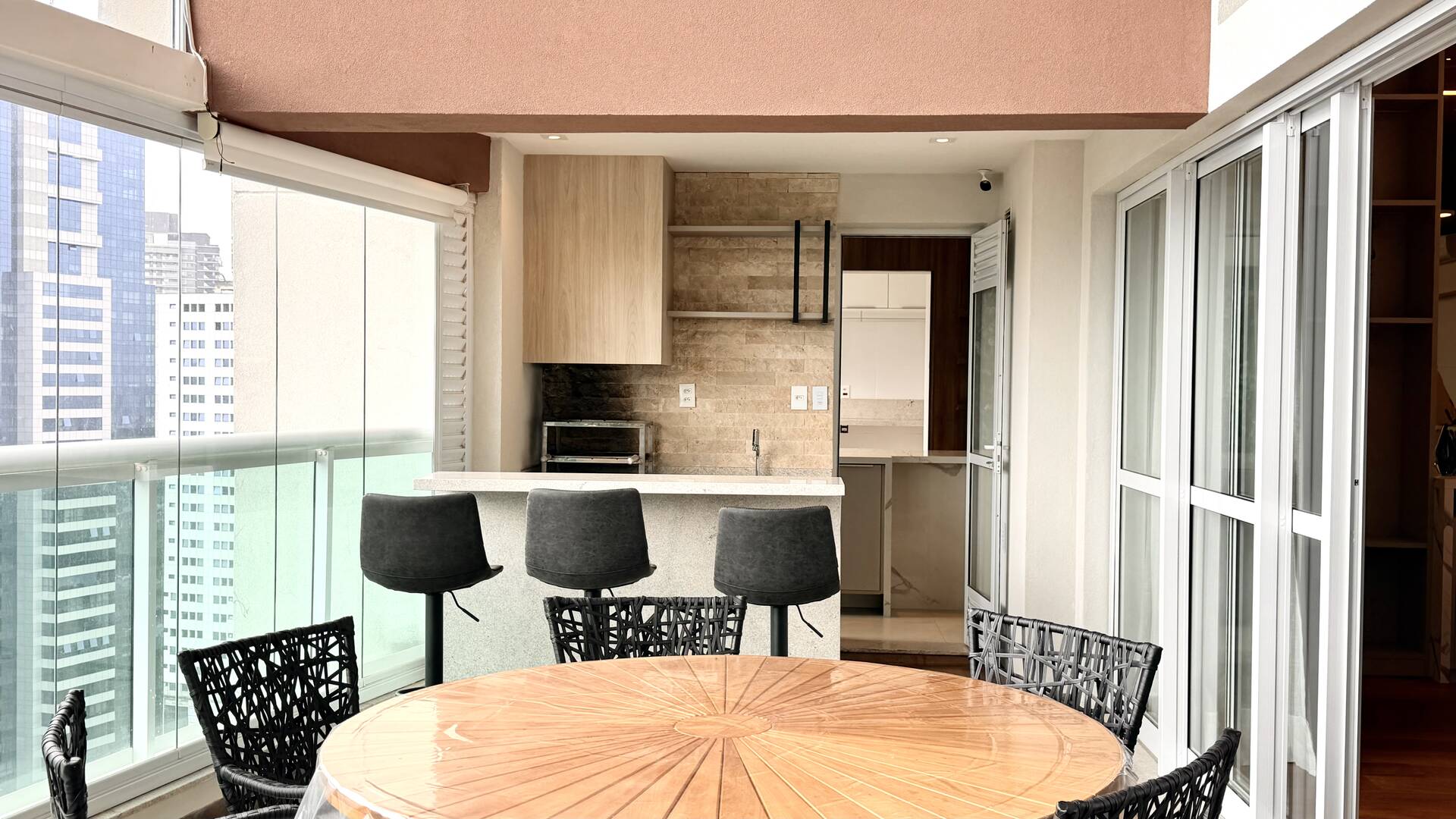 Apartamento mobiliado com 4 suítes e vista permanente para o lago em Alphaville
