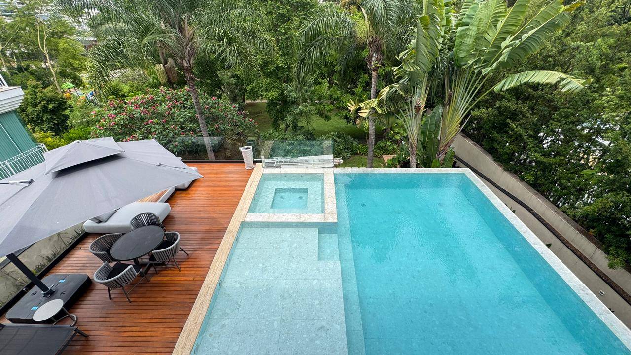 Casa à venda no Tamboré 2 com 5 suítes, duas adegas, elevador e vista permanente