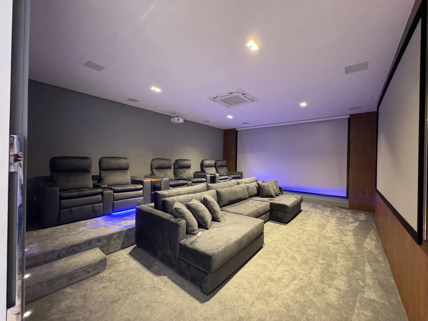 Casa com projeto de Breno Santiago e lazer completo no Haras Guancan