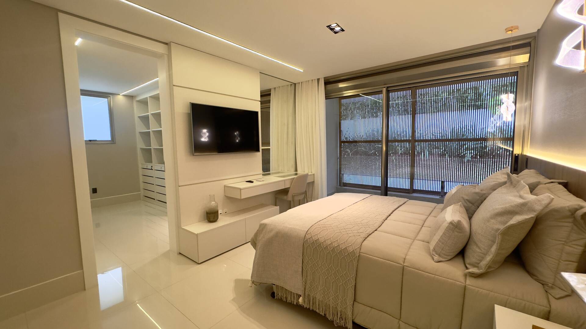 Casa de Alto Padrão à Venda no Tamboré 3 | Frente para o Lago | 5 Suítes | 870 m²