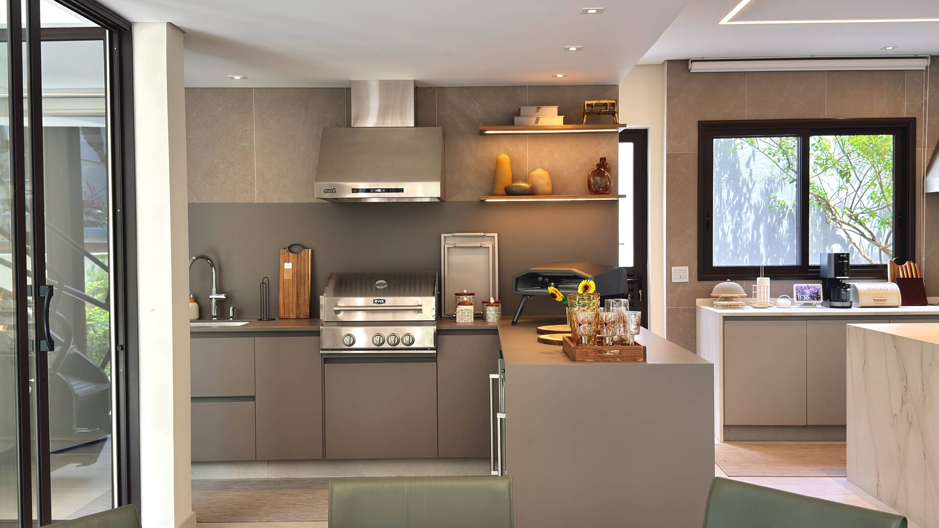 Casa com retrofit completo, 4 suítes e mobiliário assinado à venda em Alphaville
