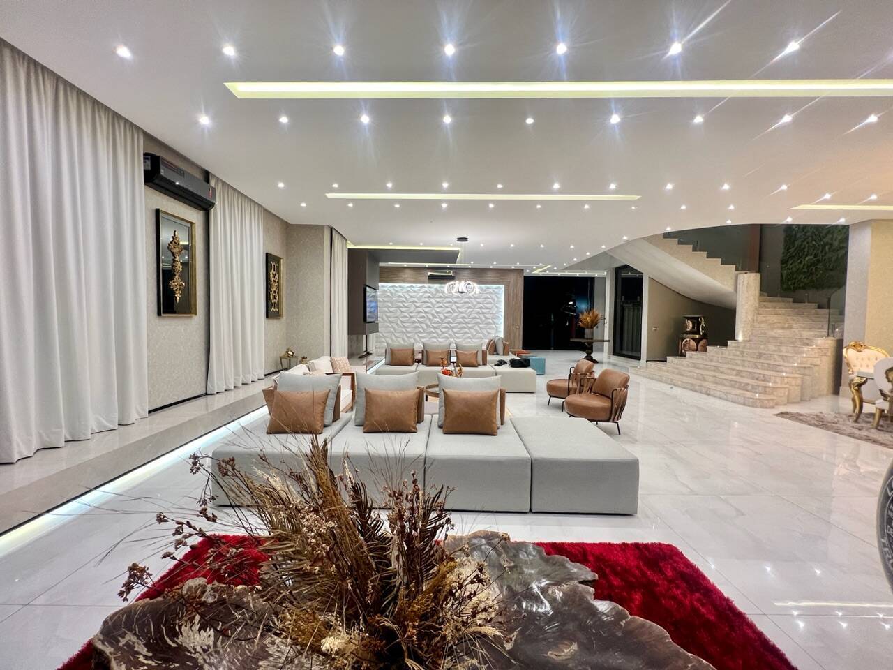 Residência Assinada por Karina Stein com 11 Suítes e Infraestrutura Completa de Lazer