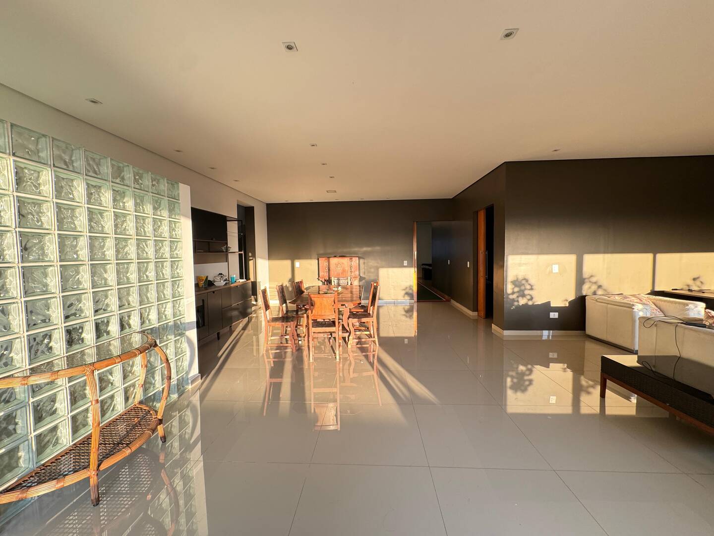 Casa à Venda no Tamboré 1 com Vista Permanente para o Lago e Rooftop Panorâmico