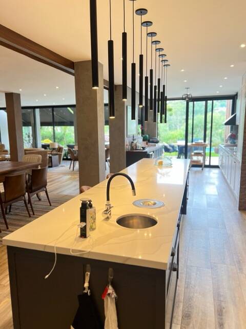 Casa Totalmente Reformada à Venda no Tamboré 1 | 5 Suítes e Ambientes Integrados