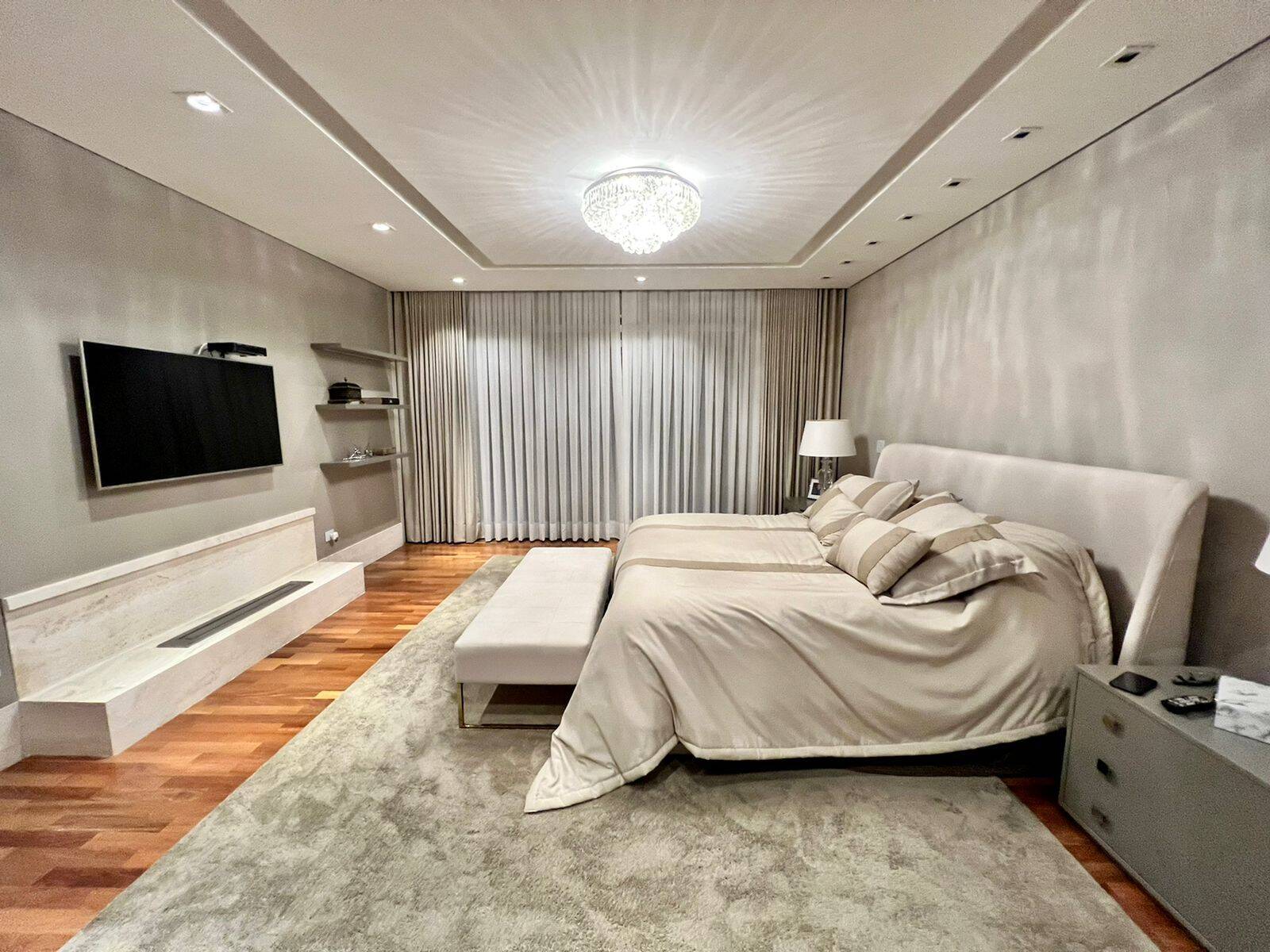 Casa com 5 suítes, elevador e lazer completo à venda em Alphaville