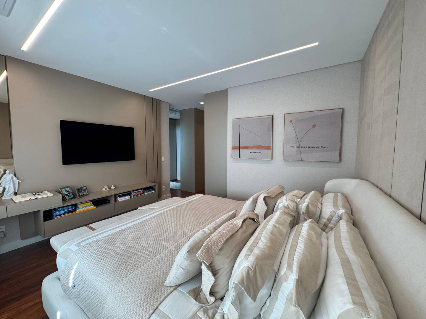 Apartamento mobiliado no ATRIA Alphaville com 3 suítes e automação completa