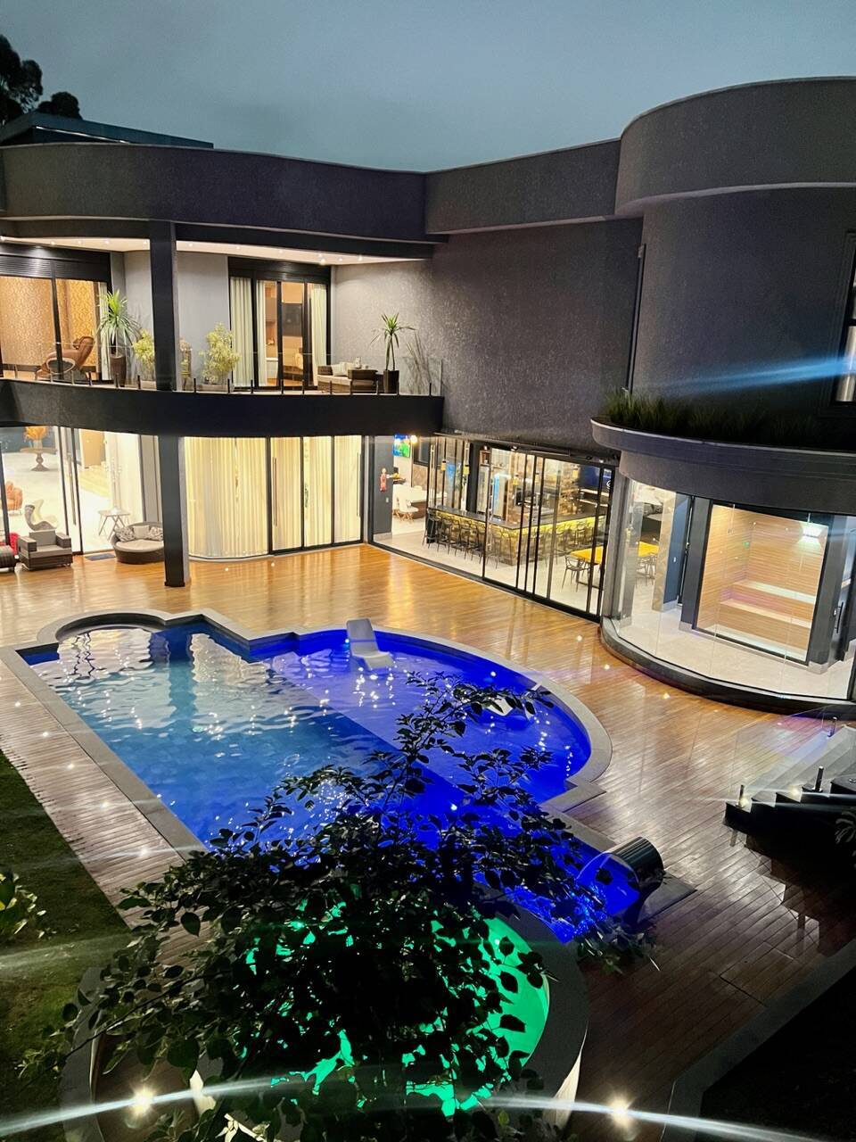 Residência Assinada por Karina Stein com 11 Suítes e Infraestrutura Completa de Lazer