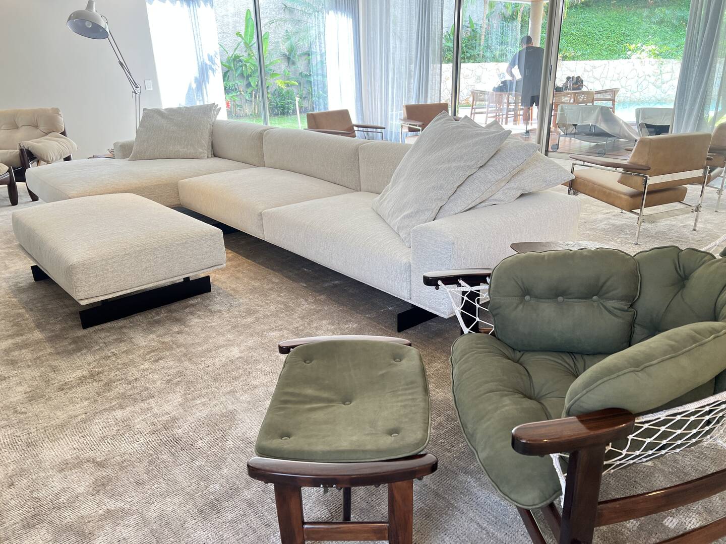 Residência autoral de David Bastos com piscina natural e design brasileiro
