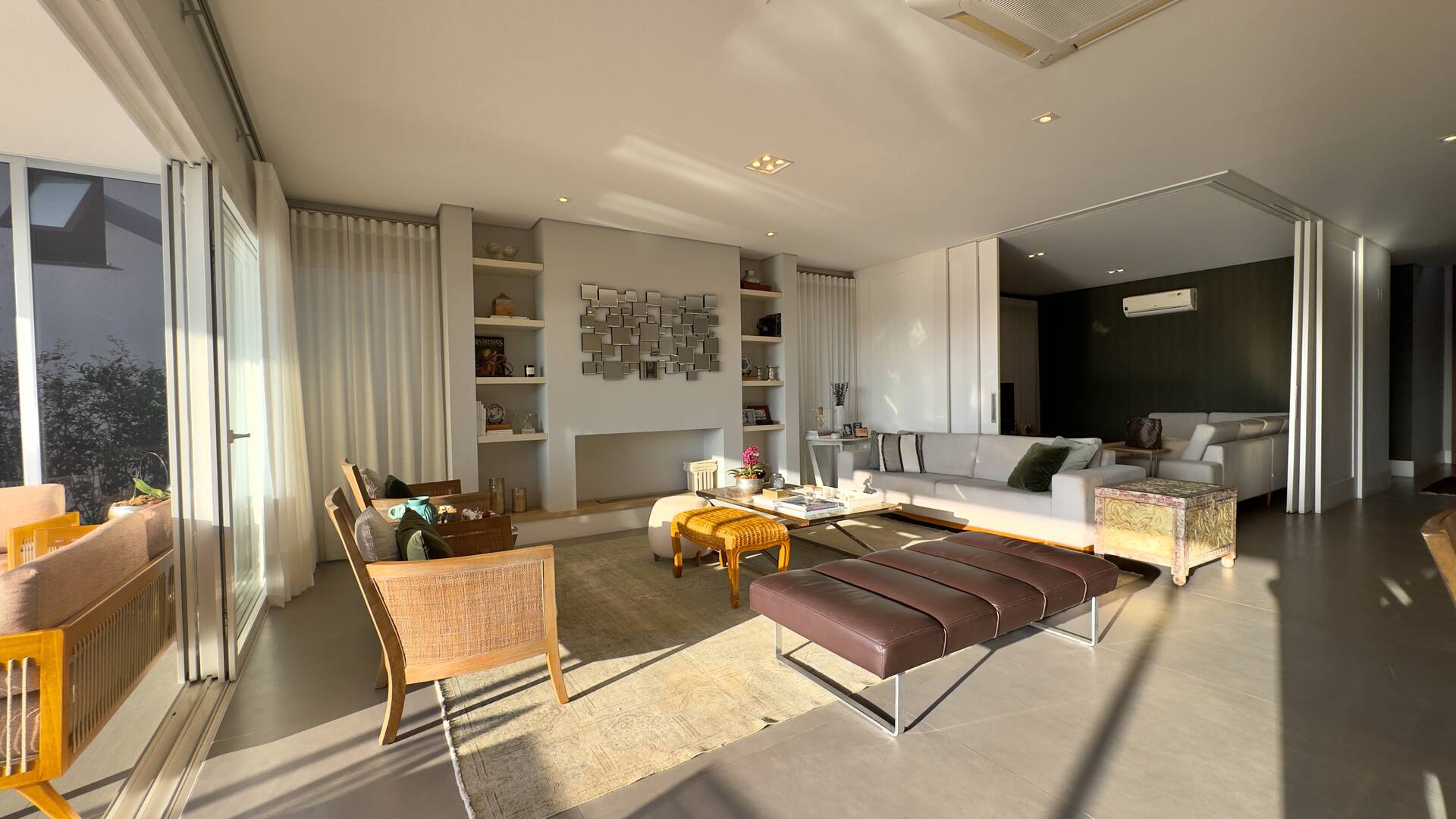 Casa à venda no Tamboré 10 com 4 suítes, área gourmet integrada e 539 m²