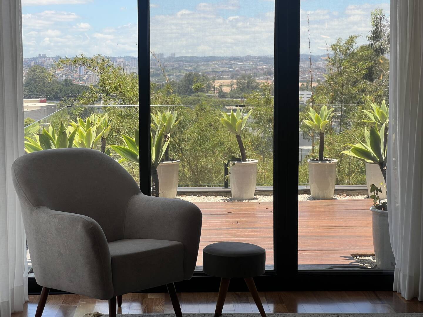 Casa Contemporânea na Esquina Mais Alta de Alphaville com 4 Suítes e Projeto de Expansão