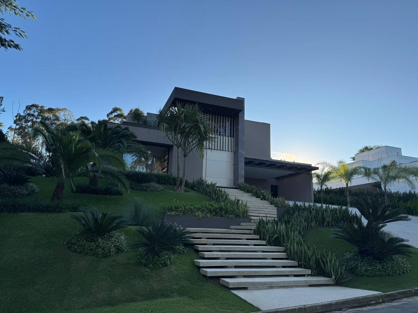 Casa com projeto de Breno Santiago e lazer completo no Haras Guancan