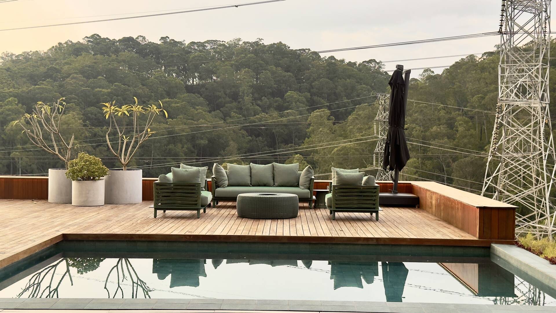 Casa Contemporânea no Tamboré 1 com 3.167 m² de Terreno e Vista Permanente para a Mata