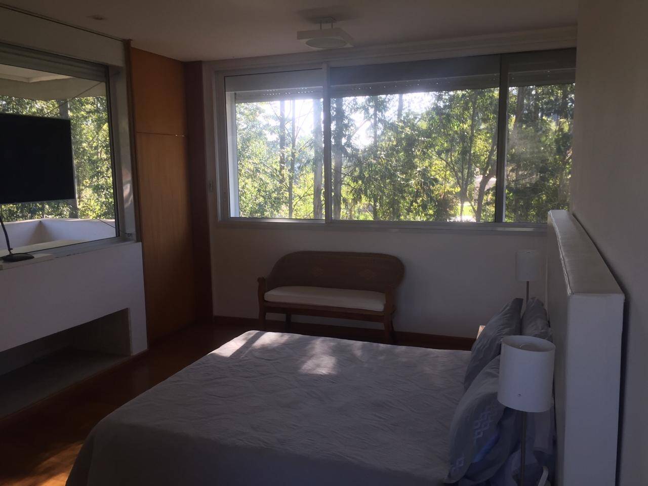 Casa contemporânea com vista para a mata no Tamboré 1