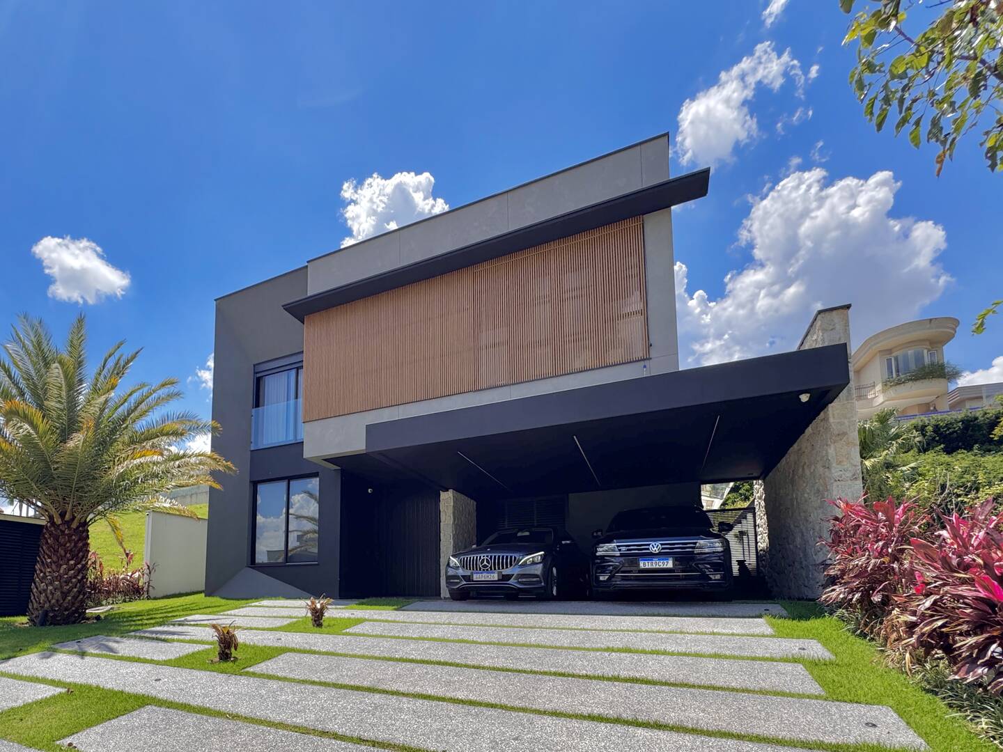 Casa nova e mobiliada à venda no Villa Solaia com 4 suítes e lazer completo