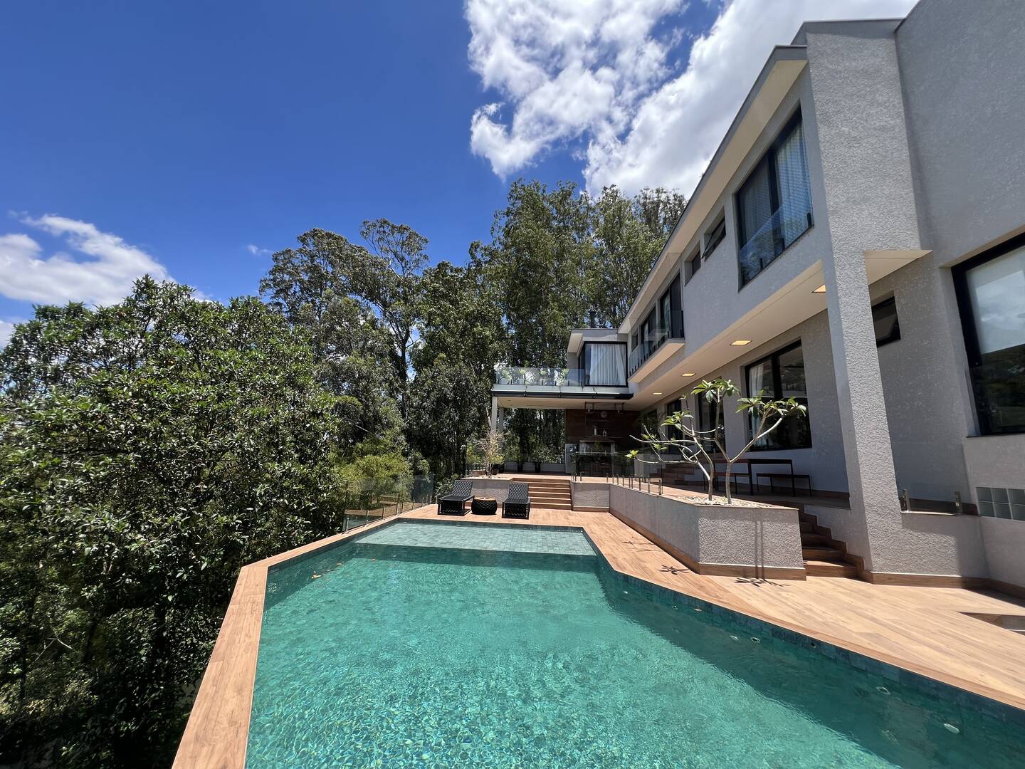 Casa Contemporânea na Esquina Mais Alta de Alphaville com 4 Suítes e Projeto de Expansão