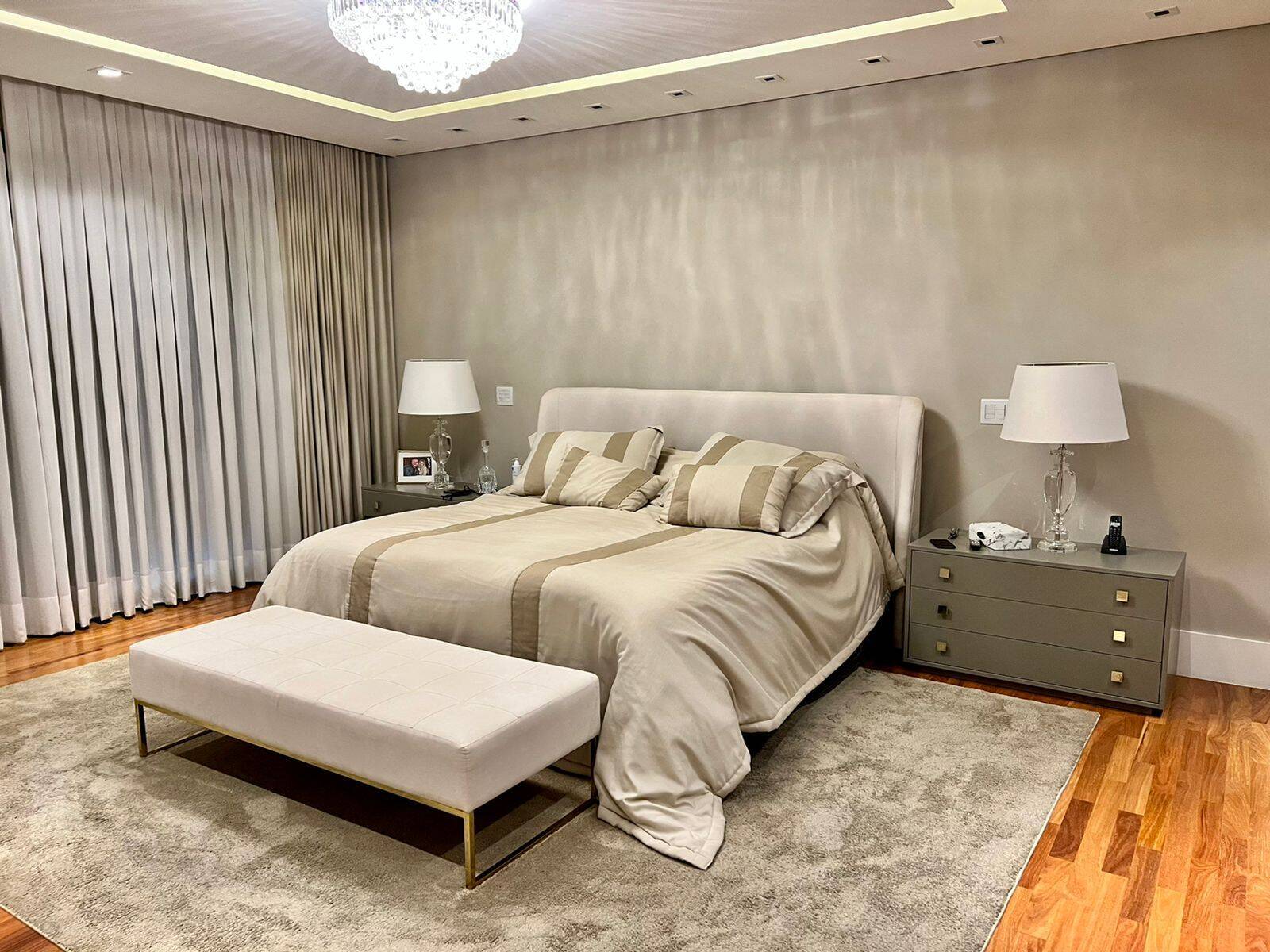 Casa com 5 suítes, elevador e lazer completo à venda em Alphaville