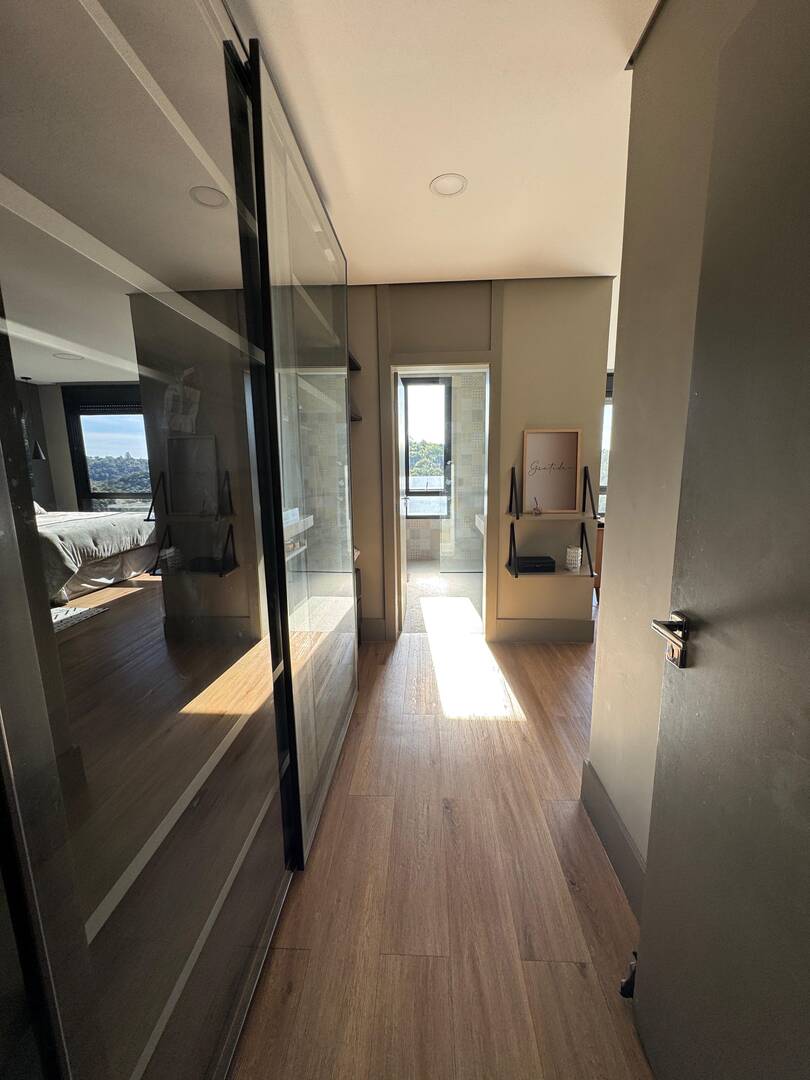 Casa contemporânea com vista para o lago e mata preservada no Gênesis 2