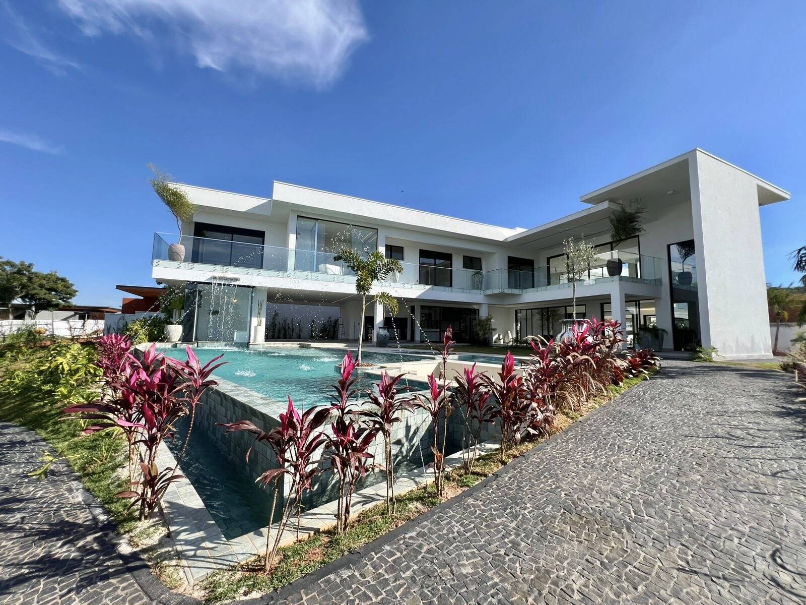 Casa contemporânea à venda na Fazenda Serra Azul com 4 suítes e lazer completo