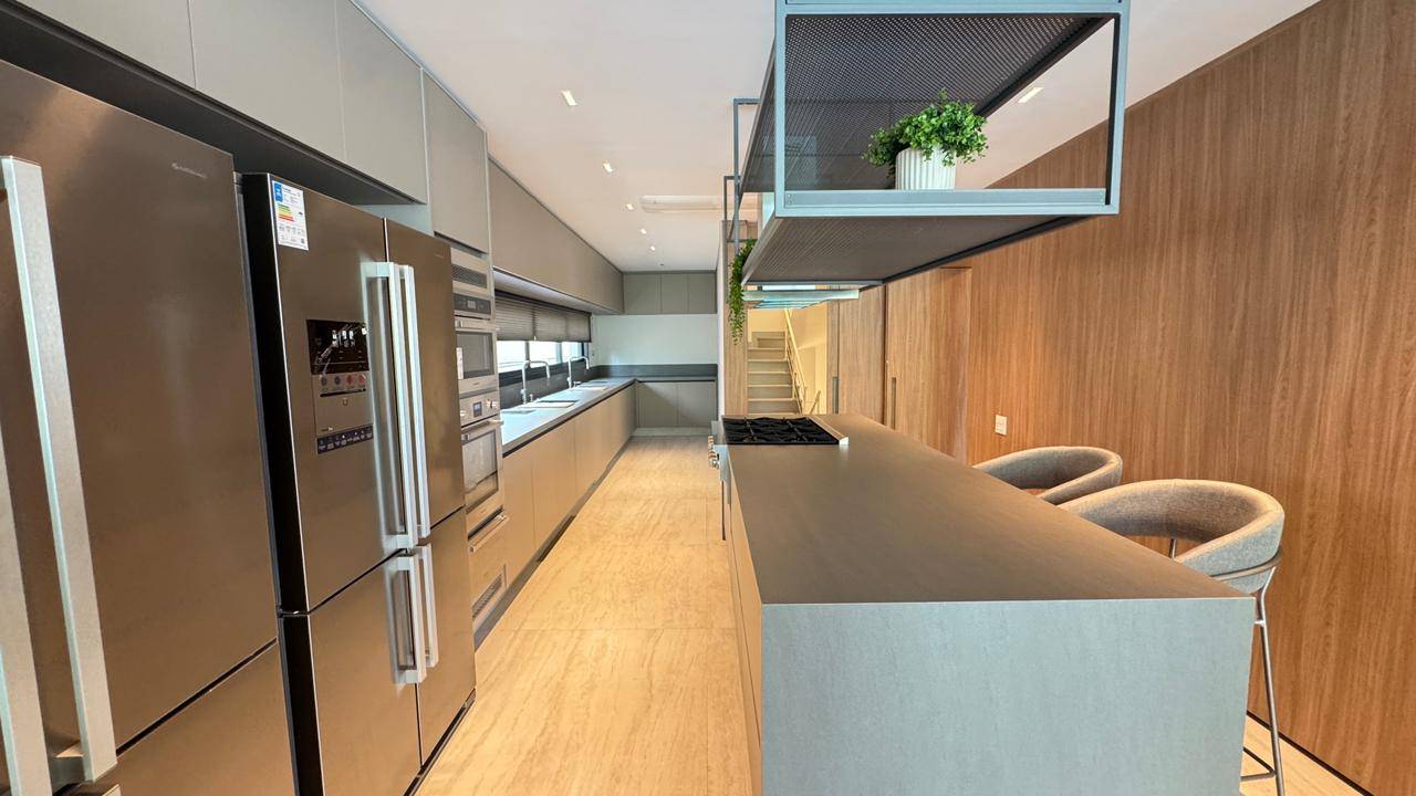 Casa à venda no Tamboré 2 com 5 suítes, duas adegas, elevador e vista permanente