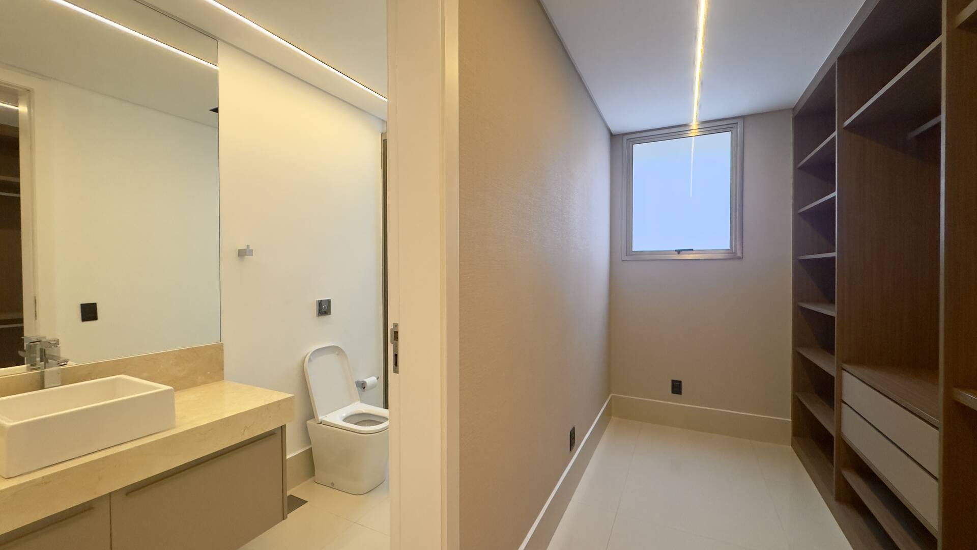 Casa de Alto Padrão à Venda no Tamboré 3 | Frente para o Lago | 5 Suítes | 870 m²