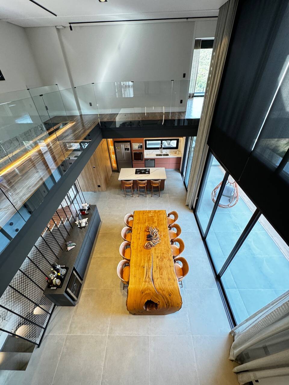 Casa Contemporânea à Venda em Alphaville com 5 Suítes, Spa e Piscina Aquecida