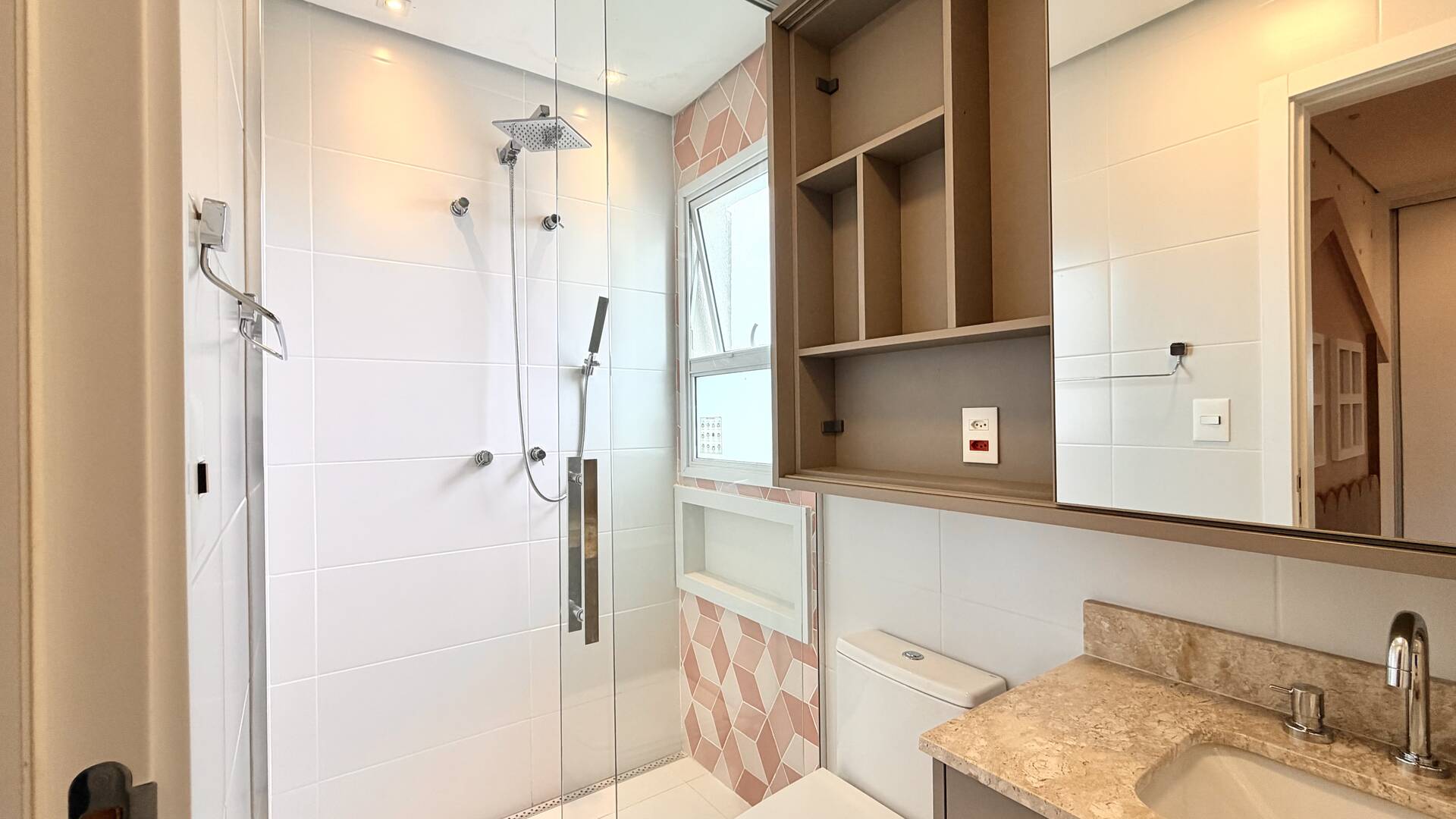 Apartamento mobiliado com 4 suítes e vista permanente para o lago em Alphaville