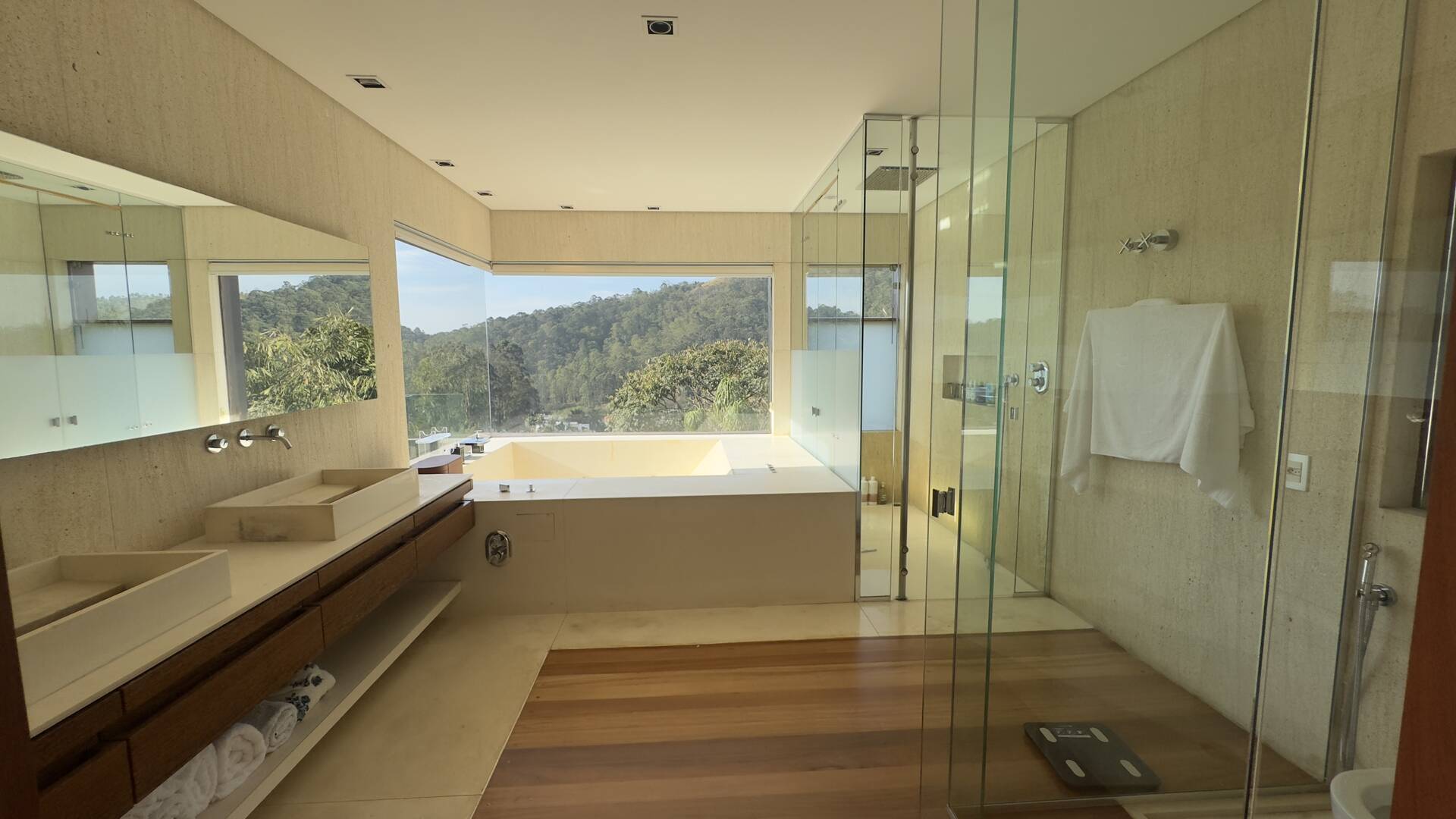 Casa Contemporânea com Vista Permanente, Piscina com Raia e Projeto Autoral em Alphaville