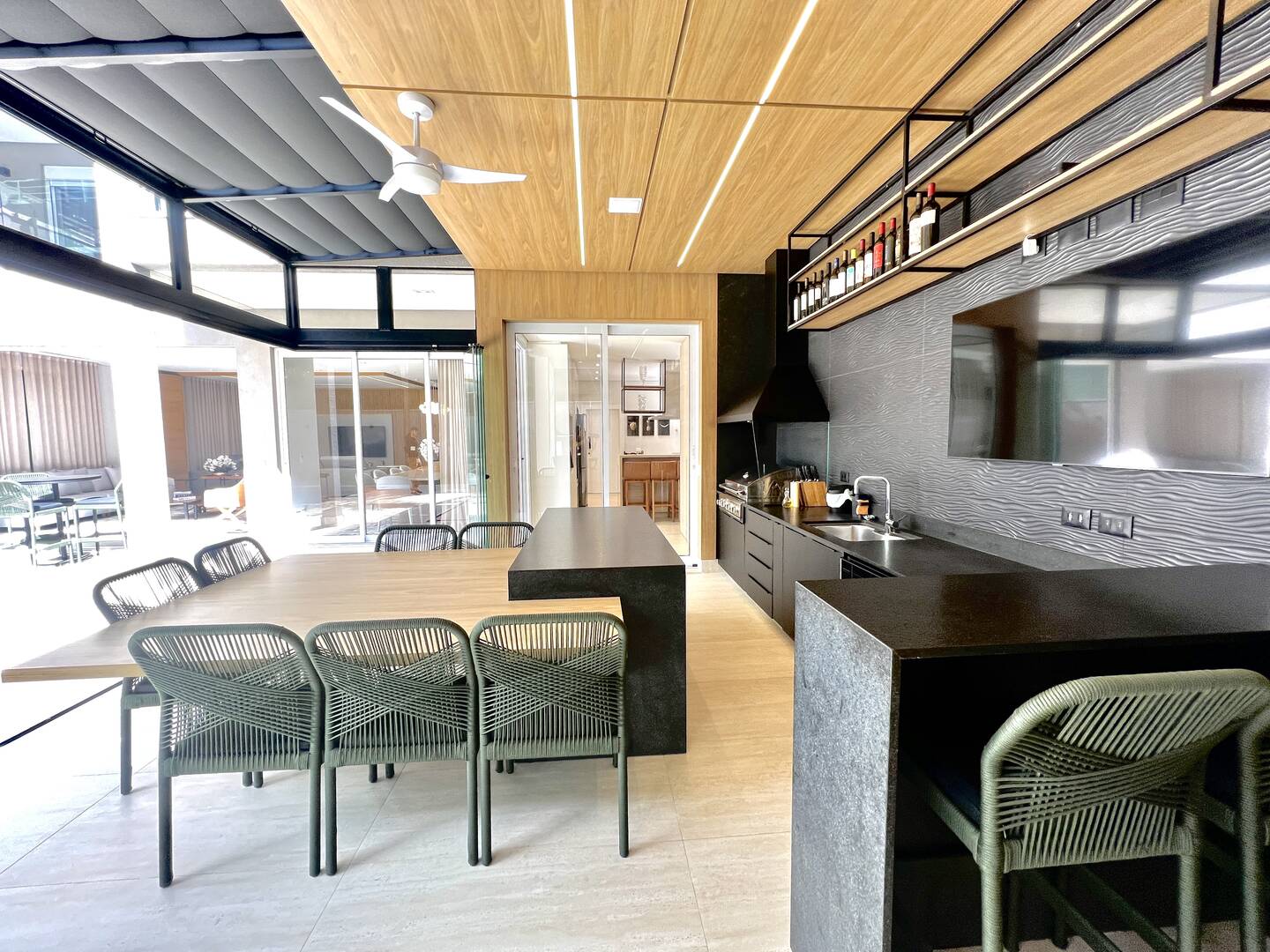 Casa Tamboré 10 mobiliada à venda em Alphaville | 4 suítes, automação e pronta para morar