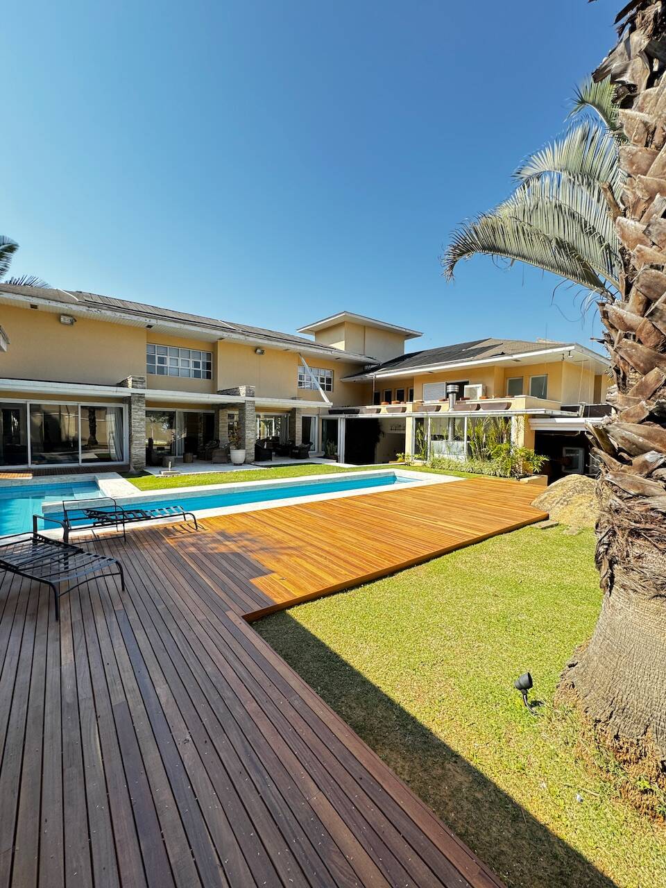Casa de Alto Padrão Mobiliada com 4 Suítes, Quadra de Tênis Oficial e Lazer Completo em Alphaville