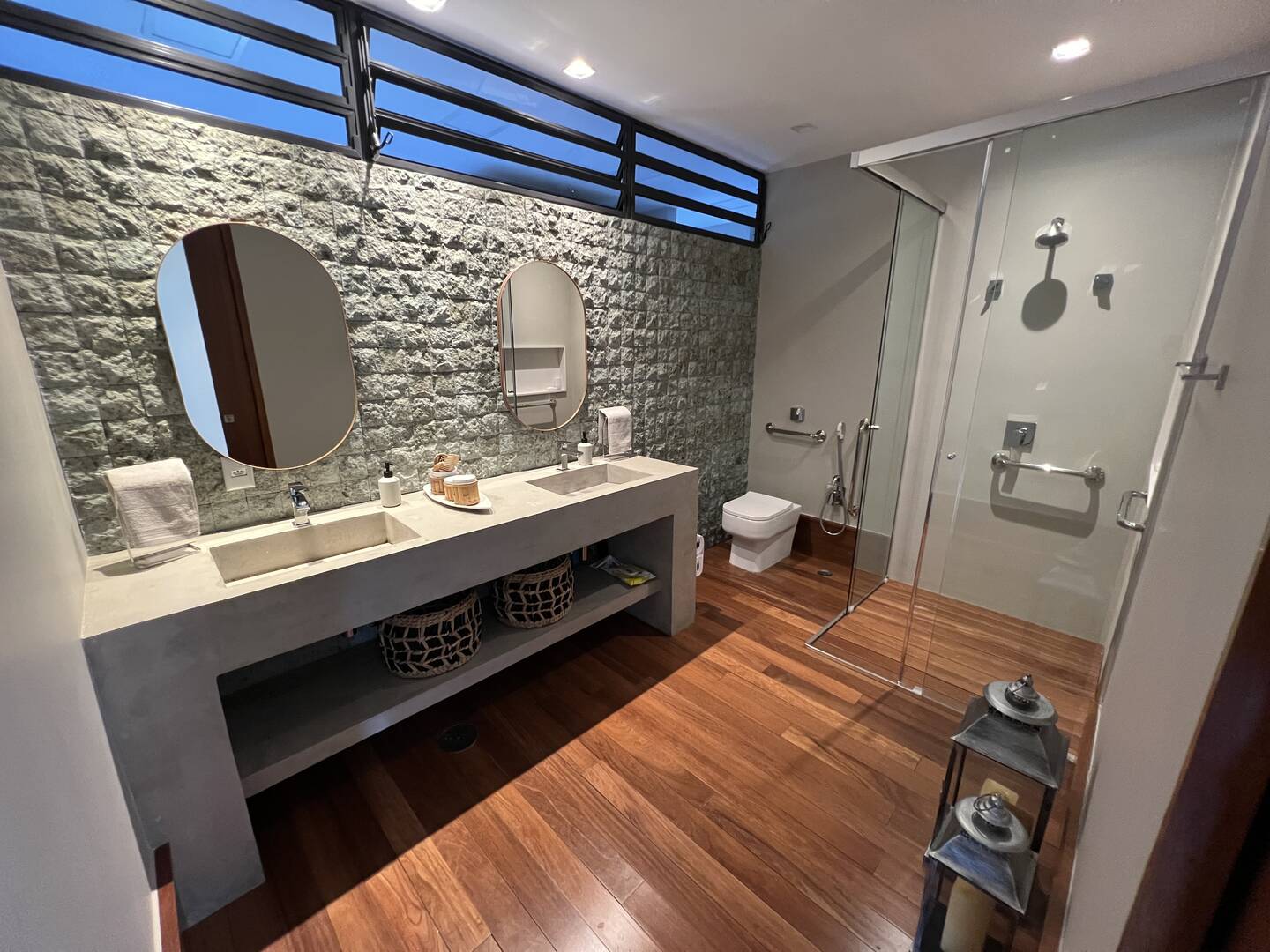 Casa Contemporânea à Venda no Alphaville Gênesis 1 com Vista Permanente para a