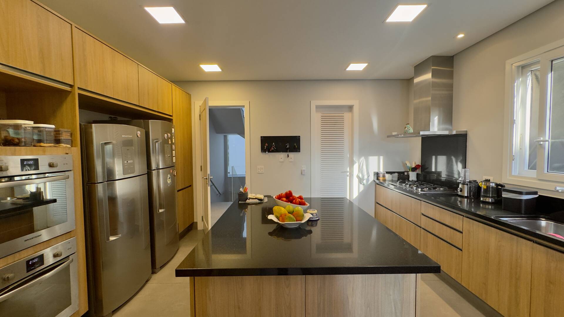 Casa à venda no Tamboré 10 com 4 suítes, área gourmet integrada e 539 m²