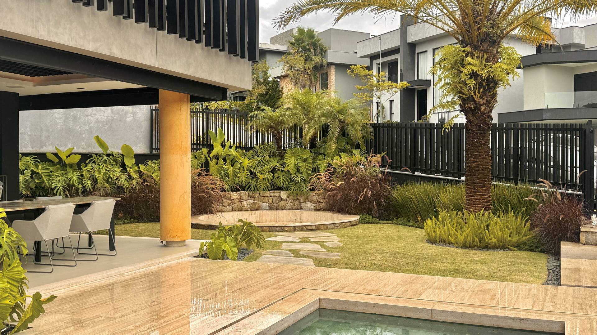 Casa contemporânea com 4 suítes e arquitetura autoral à venda no Itahyê, Alphaville