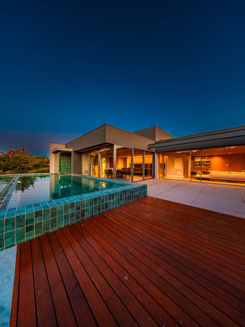 Casa porteira fechada à venda em Alphaville | 5 suítes, rooftop e mobiliada