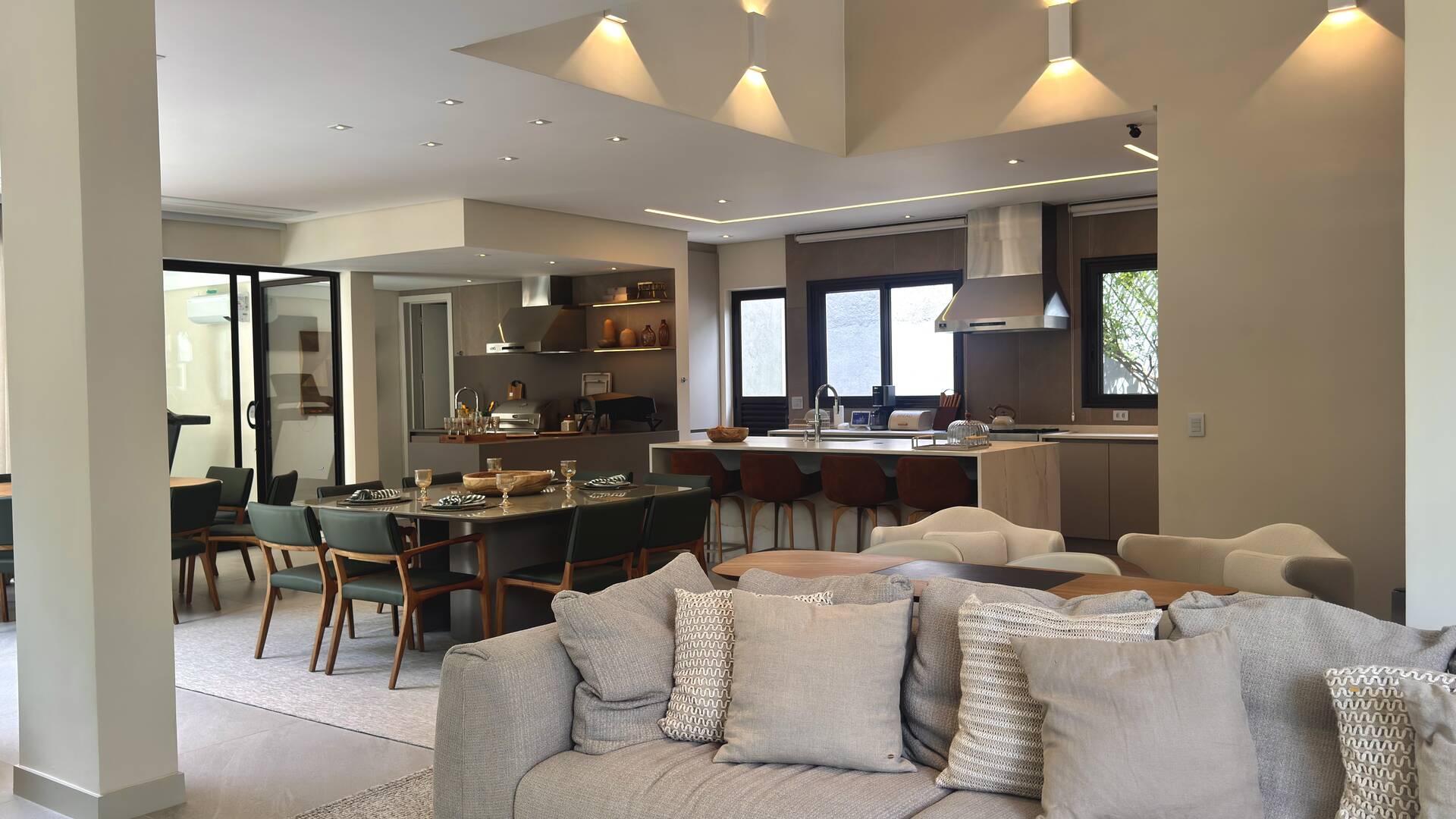 Casa com retrofit completo, 4 suítes e mobiliário assinado à venda em Alphaville