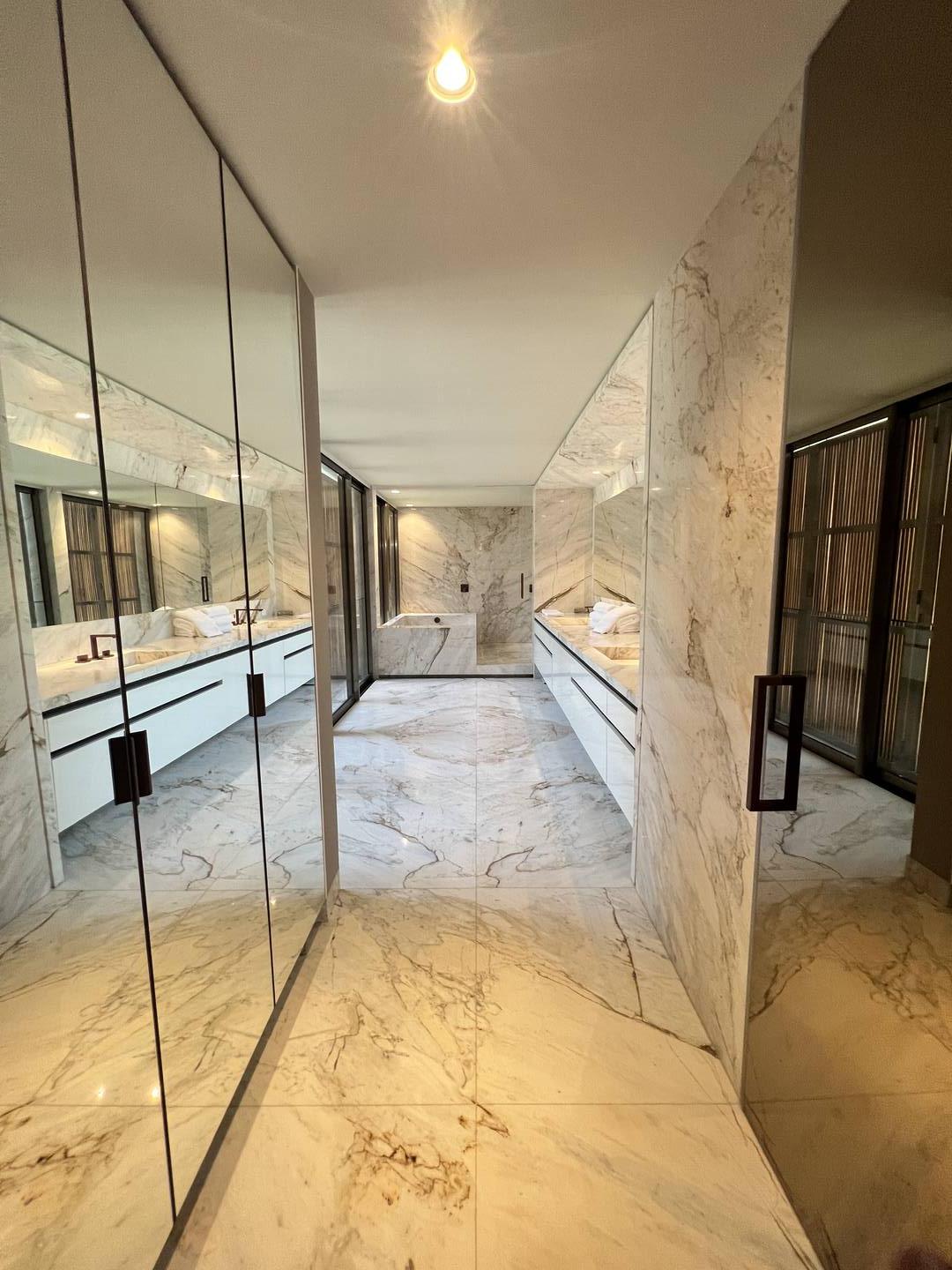 Residência autoral de David Bastos com piscina natural e design brasileiro