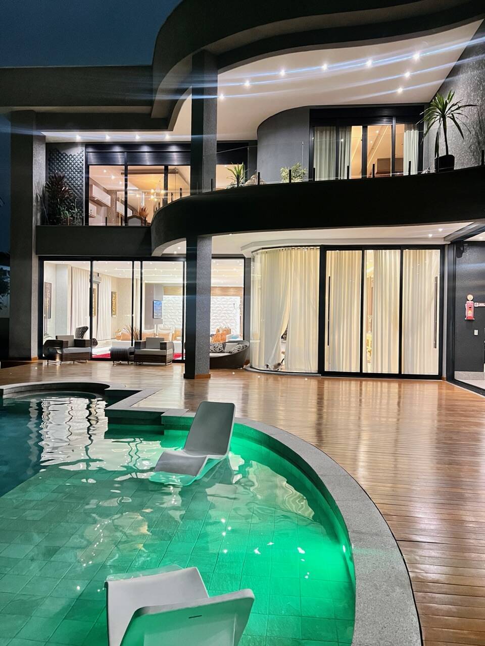 Residência Assinada por Karina Stein com 11 Suítes e Infraestrutura Completa de Lazer