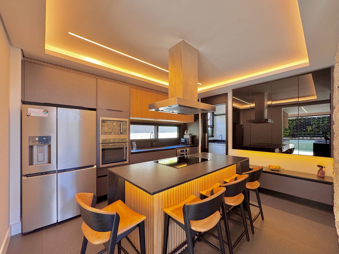 Casa nova e mobiliada à venda no Villa Solaia com 4 suítes e lazer completo