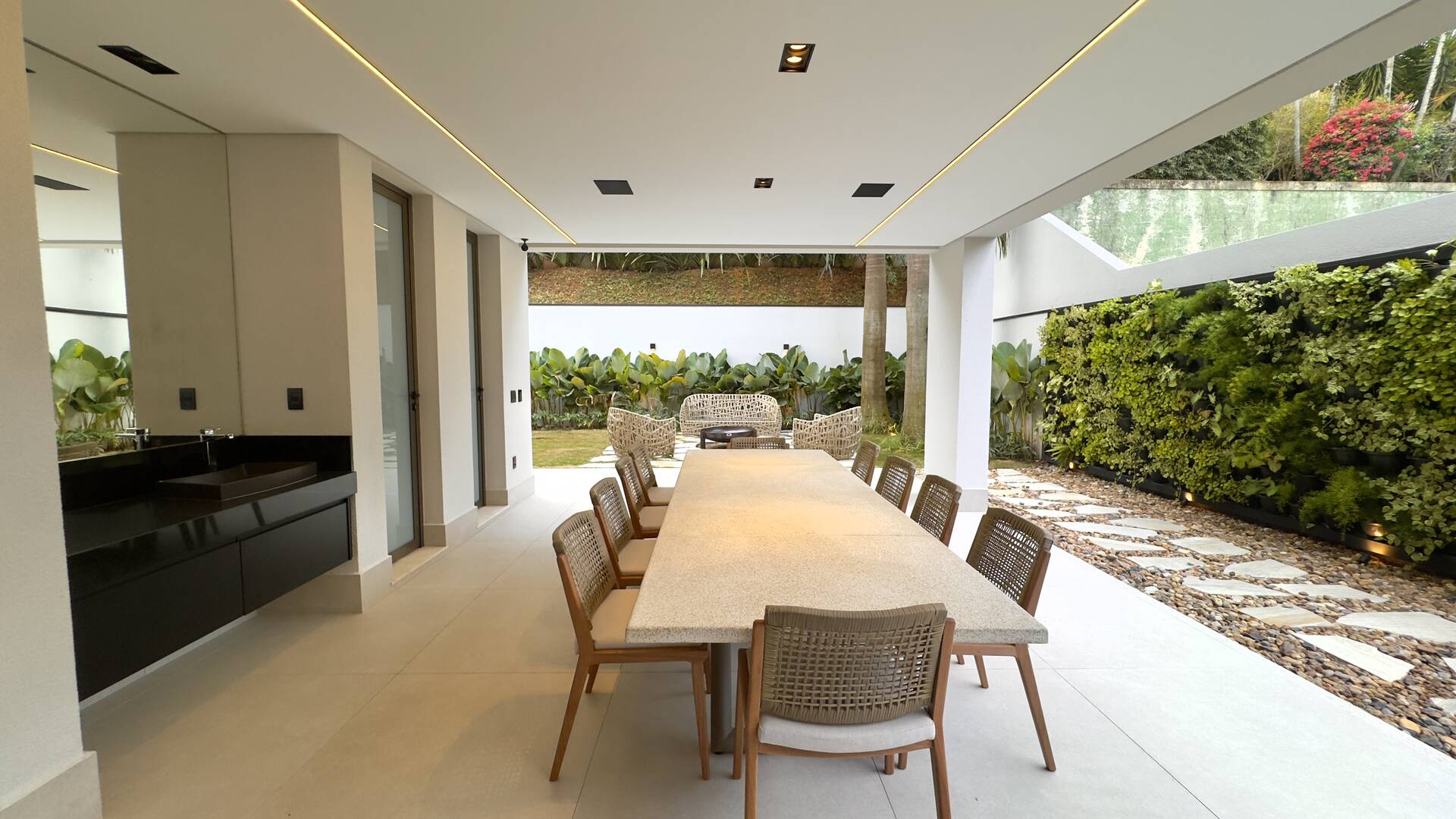 Casa de Alto Padrão à Venda no Tamboré 3 | Frente para o Lago | 5 Suítes | 870 m²