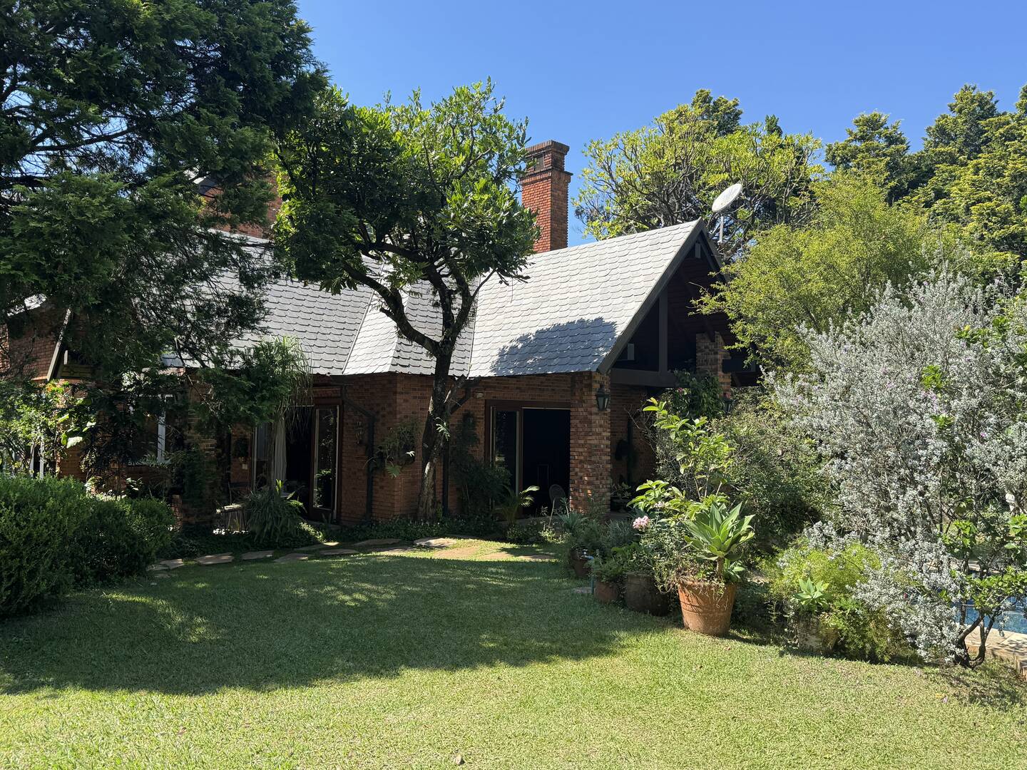 Casa de arquitetura assinada por Sidônio Porto no Tamboré 1
