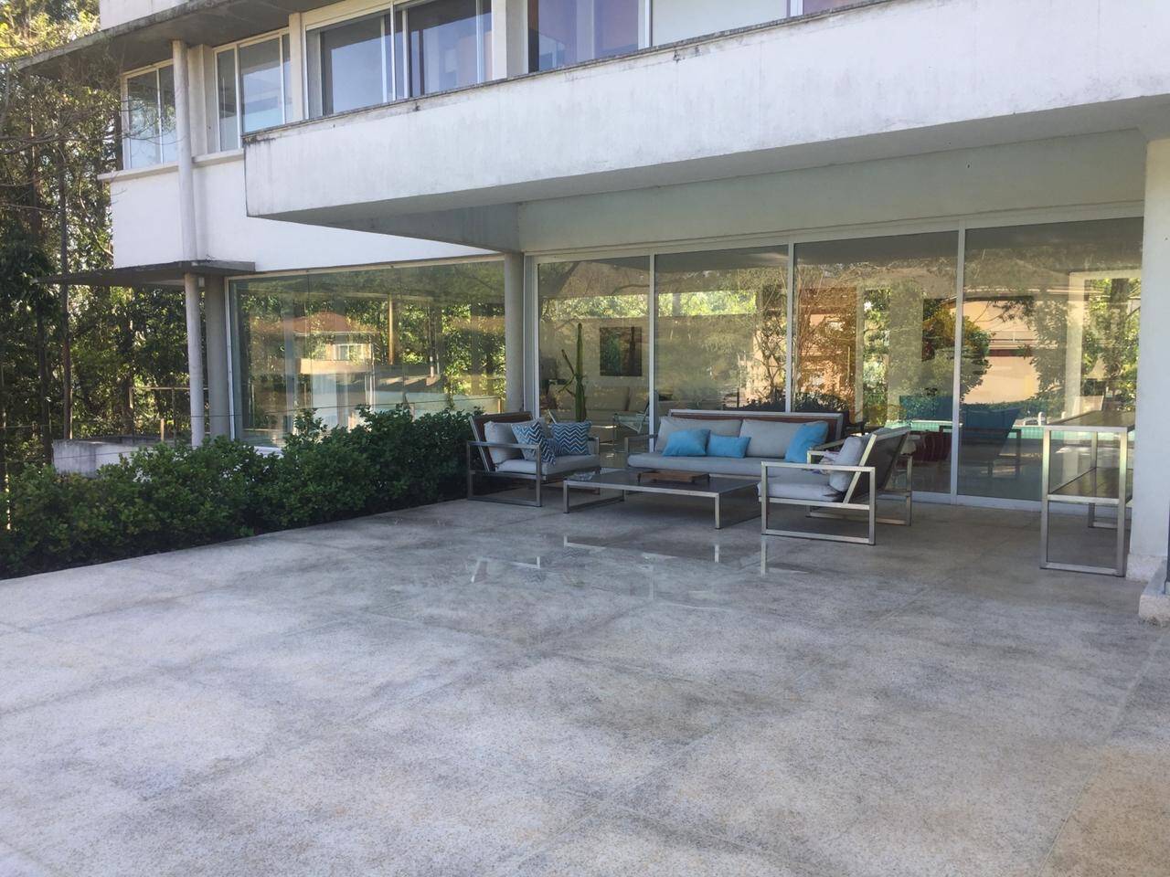 Casa contemporânea com vista para a mata no Tamboré 1