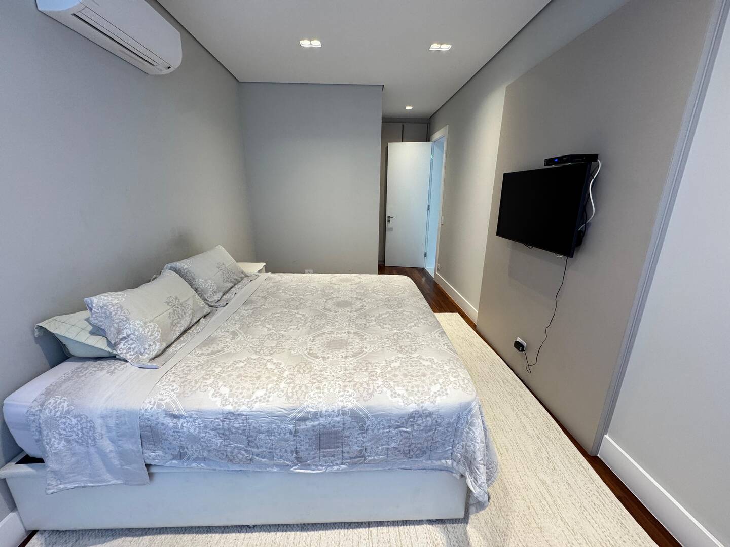 Casa com projeto de Breno Santiago e lazer completo no Haras Guancan