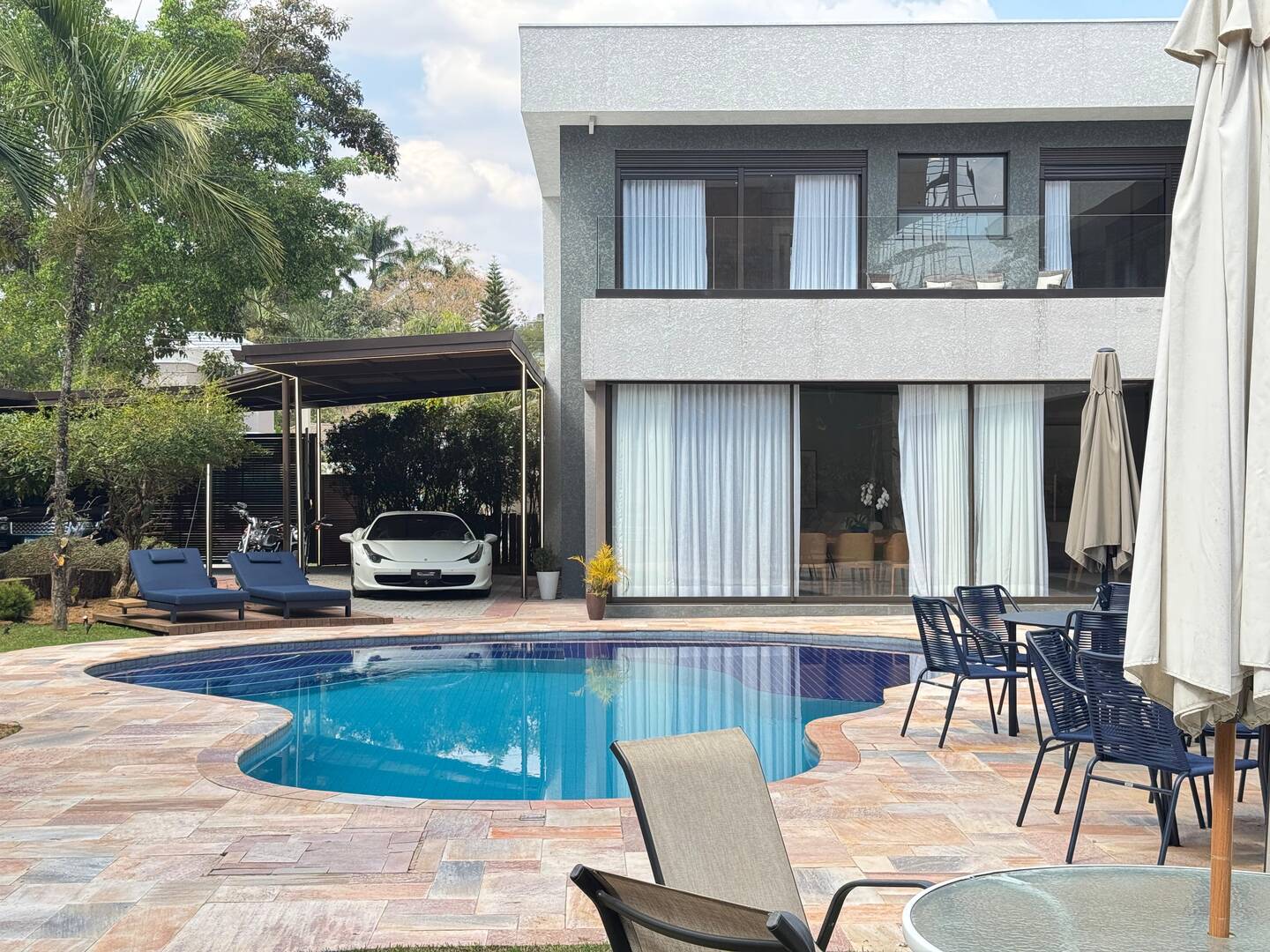 Casa Contemporânea à Venda no Tamboré 1 com 5 Suítes e Lazer Integrado