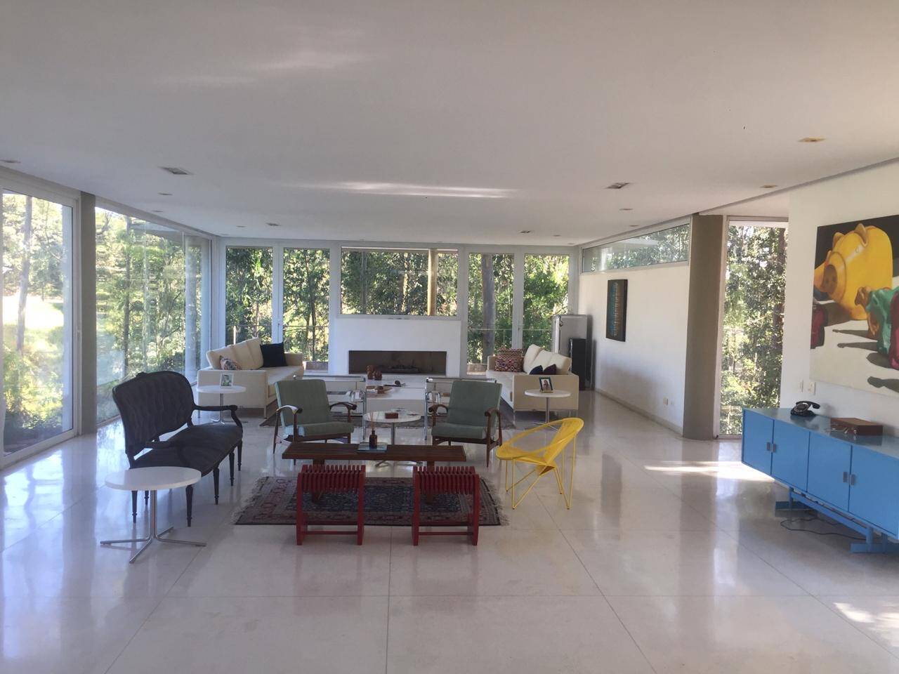 Casa contemporânea com vista para a mata no Tamboré 1