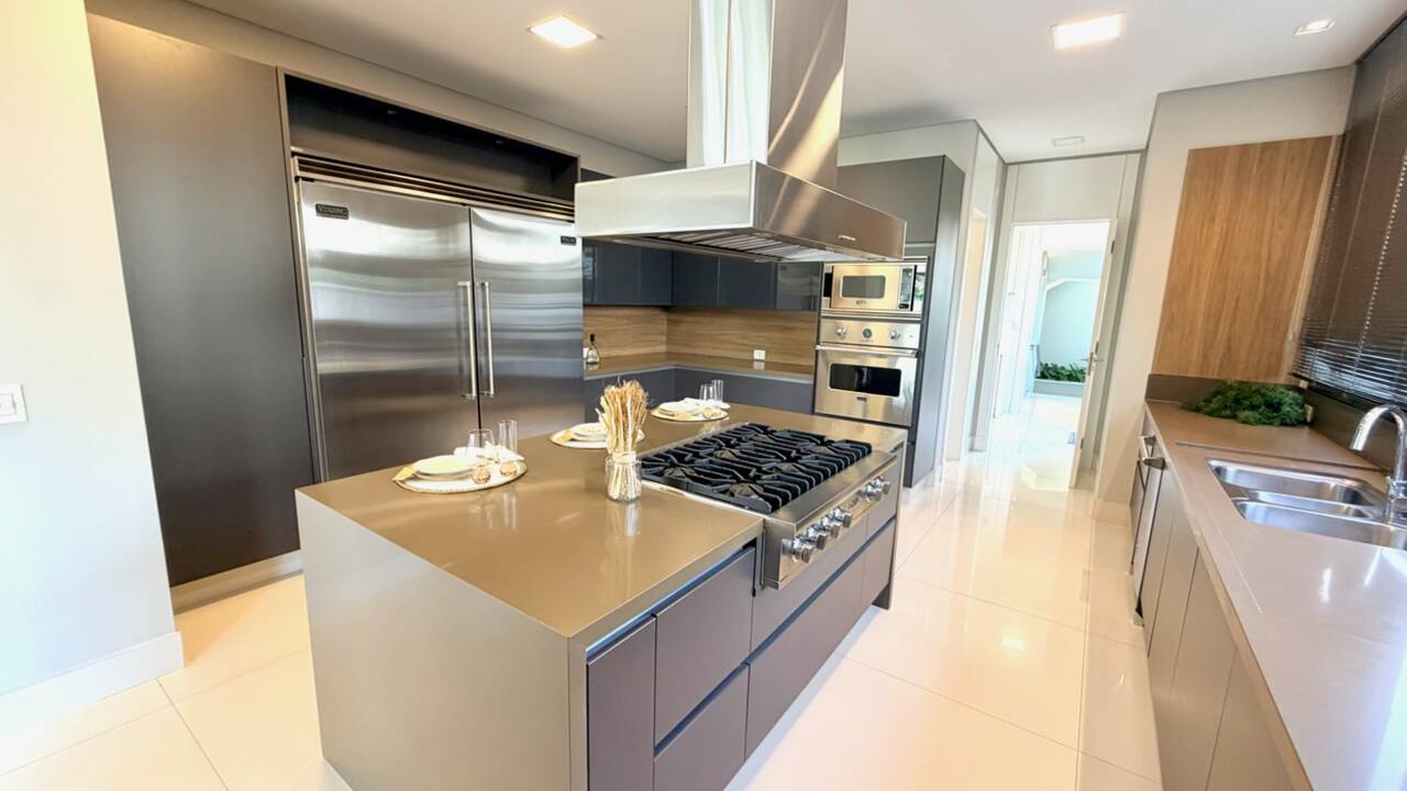 Casa à Venda no Tamboré 3 com 5 Suítes, Man Cave Exclusiva e Lazer Completo