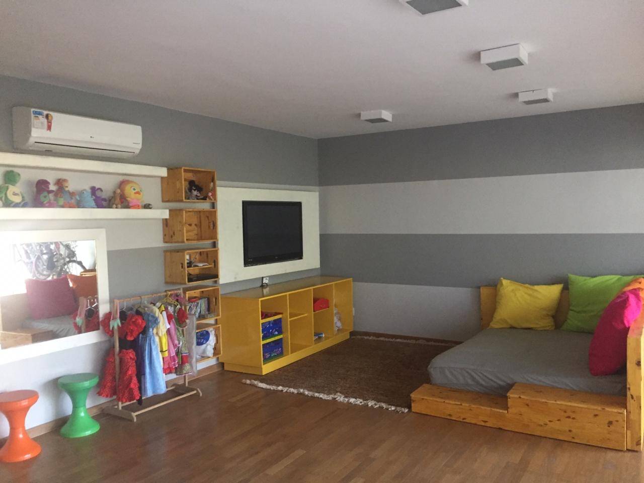 Casa contemporânea com vista para a mata no Tamboré 1